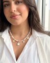 سلسلة عقيق أبيض نسائية بدلايات ذهبية مرصعة