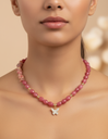 سلسلة الفراشة الوردية بتصميم الأحجار الطبيعية (مطلي ذهب )